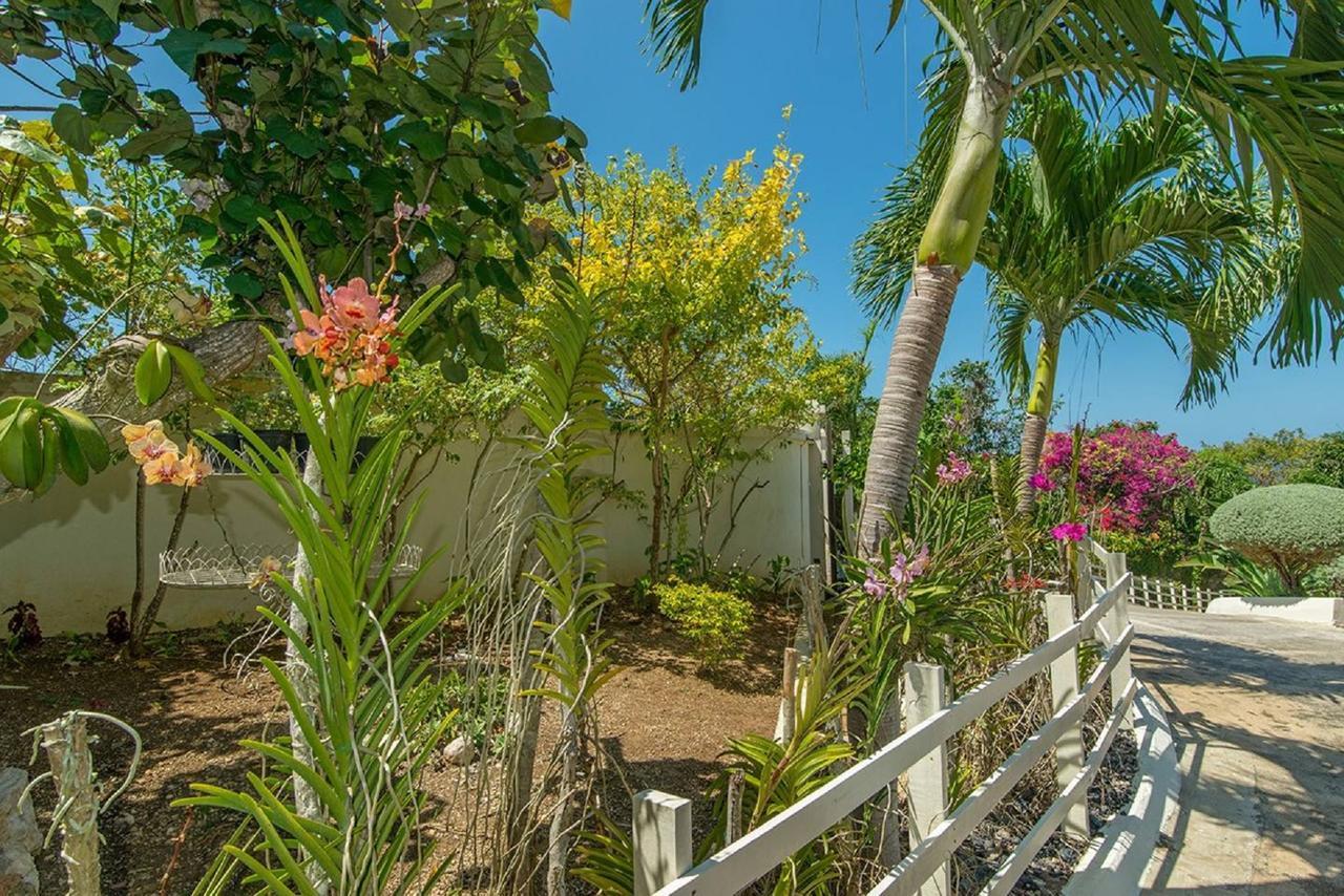 Luxury Villa Sleeps 6, Beach Access, モンテゴ・ベイ エクステリア 写真