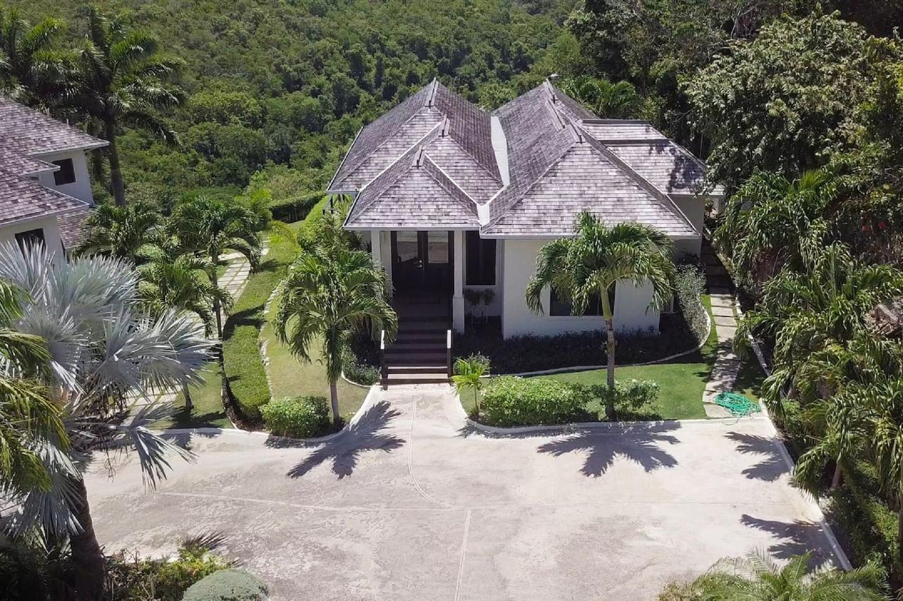 Luxury Villa Sleeps 6, Beach Access, モンテゴ・ベイ エクステリア 写真